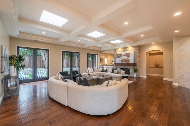 Building Photo - Beautifully Renovated Torrance Home!