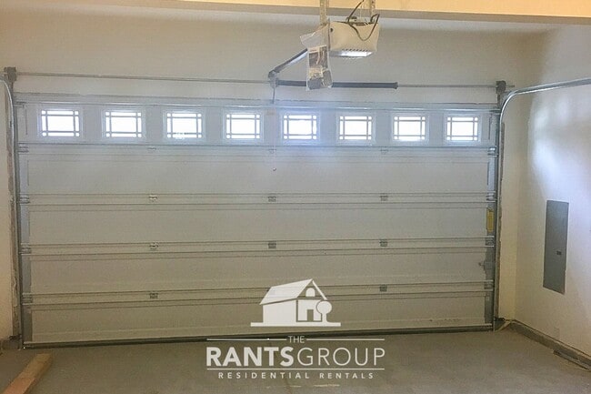 Building Photo - 4-Bedroom Home in Campus Peak – Spacious L...