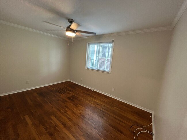 Building Photo - Cozy 2 bedroom/1 bath condo in the heart o...