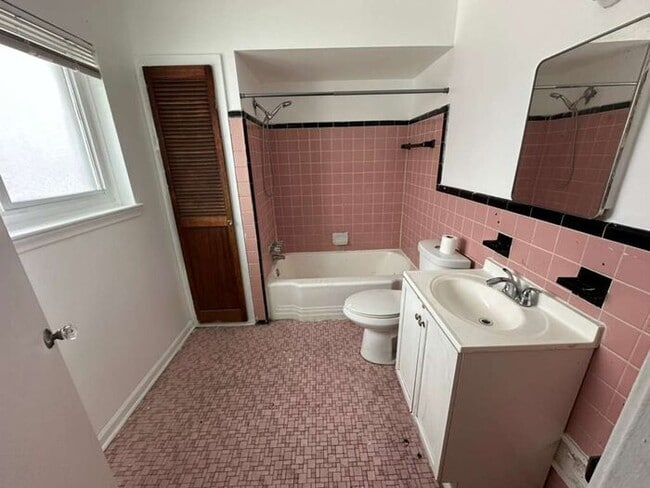 Building Photo - HUGE Updated Apartment with hardwood floors
