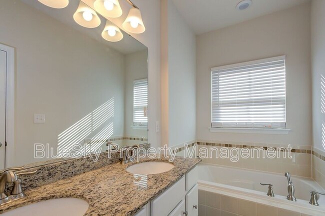 Building Photo - 822 Oval Park Ln