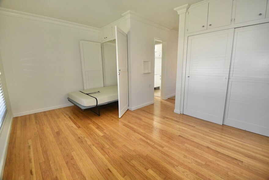 Building Photo - 605-609 North Hollywood Way