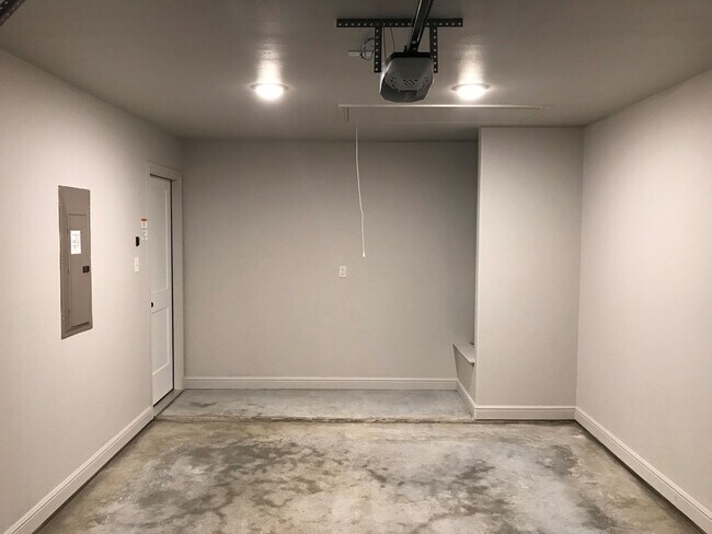 Building Photo - Spacious 3 Bed / 2 Bath Duplex in Trimmier...