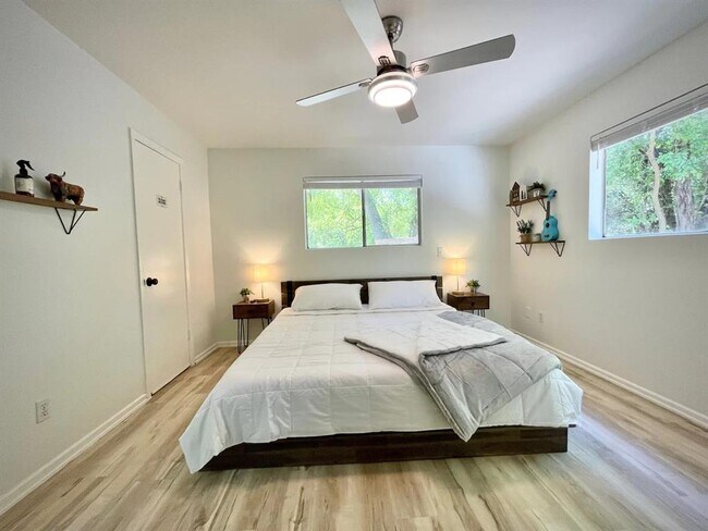 Building Photo - 1582 Valley Dr