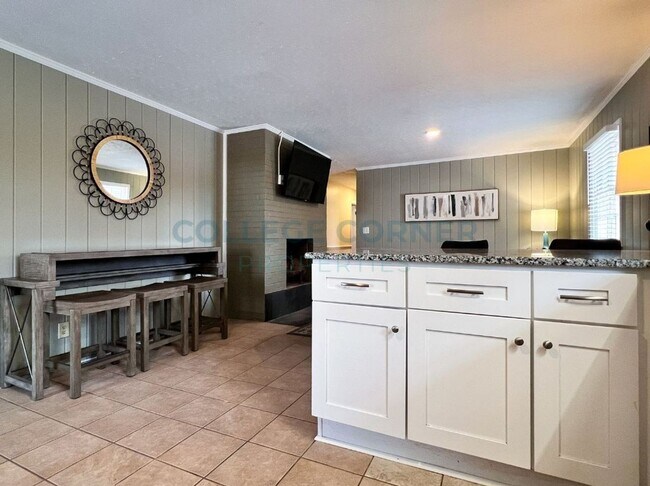 Building Photo - 830 Delmonte Dr NW