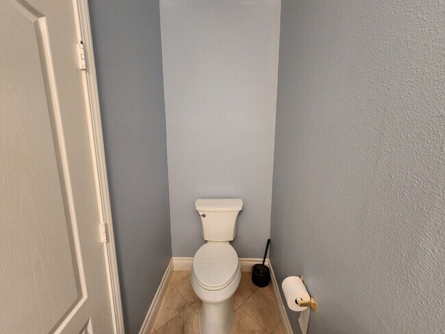 Building Photo - Entertainers Delight with minutes of shopping and restaurants