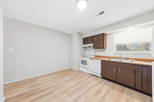 Building Photo - 2415 Shirley Ave