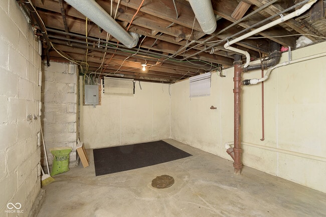 Building Photo - 719 E 53rd St