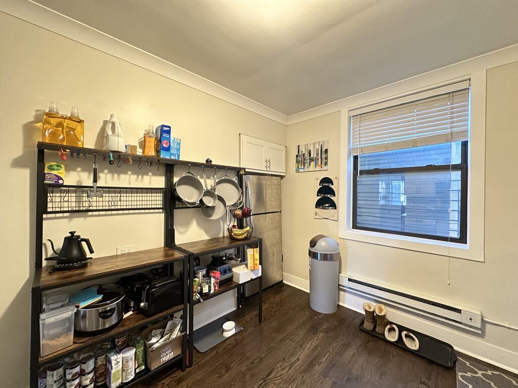 Building Photo - 842 W Waveland Ave