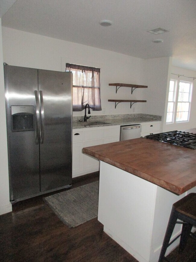 Building Photo - Beautiful 4/3 House for Rent in Lampasas, TX