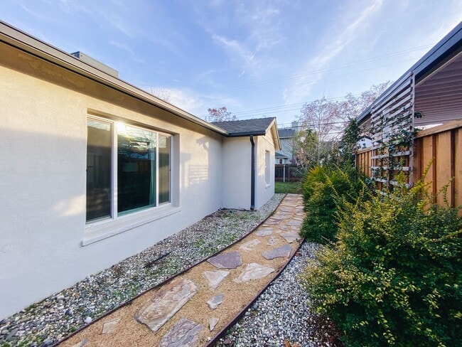 Building Photo - Beautiful 3/1 with gated driveway in Colonial Heights!