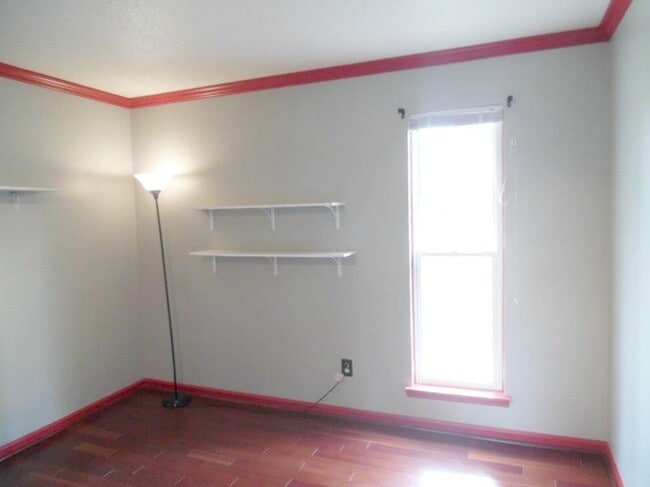 Building Photo - Great Curb Appeal, Location, and Price!