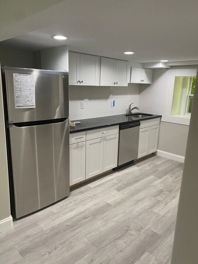 Building Photo - Unique 3 Bedroom with Den in Historic Buil...