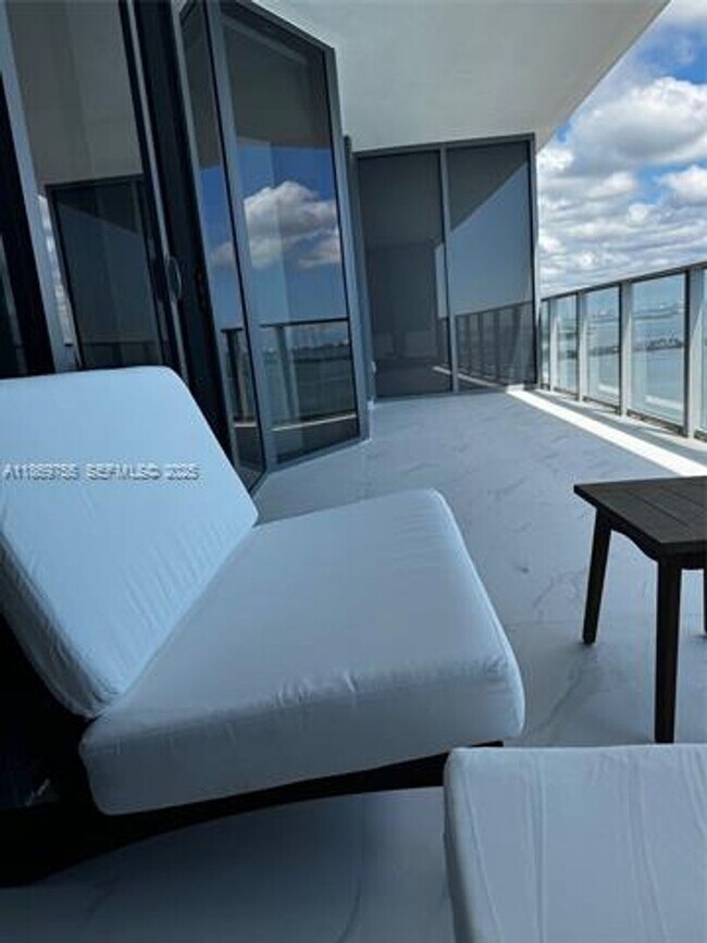 Building Photo - 700 NE 24th St