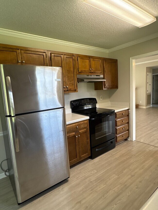 Building Photo - Spacious Brick Home with Fenced-In Back Yard!