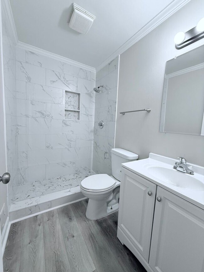 Building Photo - Renovated townhome in Great Alpharetta location