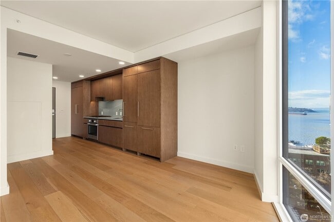 Building Photo - Gorgeous Condo Steps from Pike Place Market!- $2350