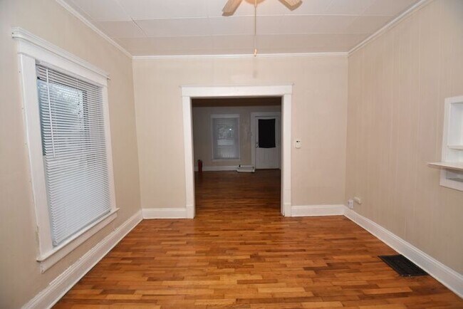 Building Photo - Mishawaka 1/2 story 3 bedroom single-family home with garage
