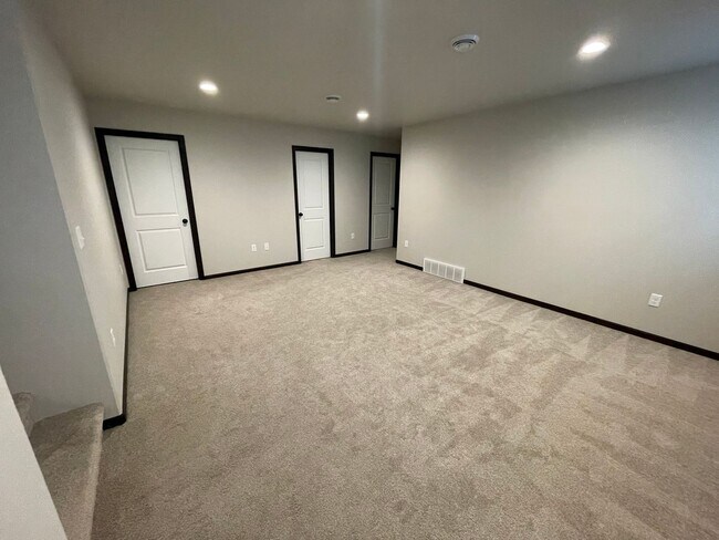 Building Photo - Spacious 4 Bed, 3 Bath Home in West Fargo