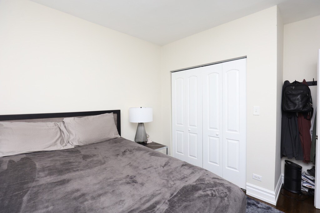 Building Photo - 3823 N Greenview Ave