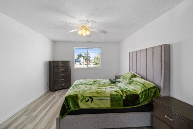 Building Photo - 18075 Lakeview Dr