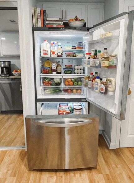 Modern kitchen with brand new appliances - 6471 Grommet Dr