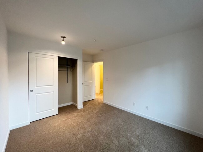 Building Photo - Beautiful 4 Bed, 2.5 Bath Home with Two Car Garage!