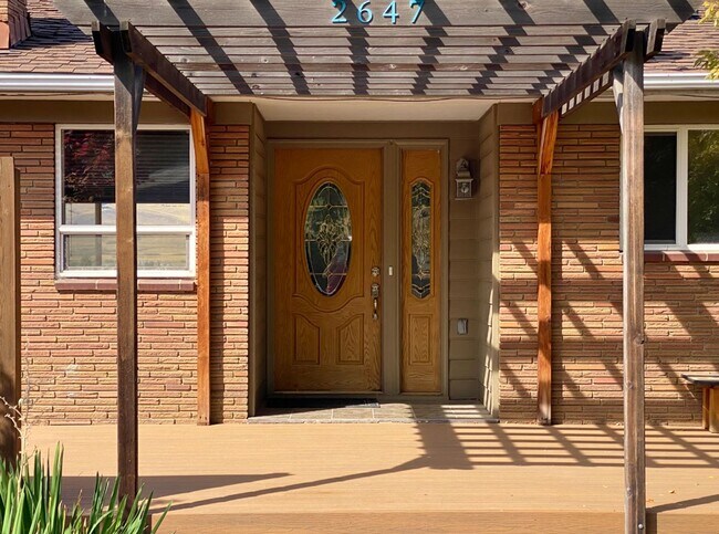 Building Photo - Home With Amazing River Views!