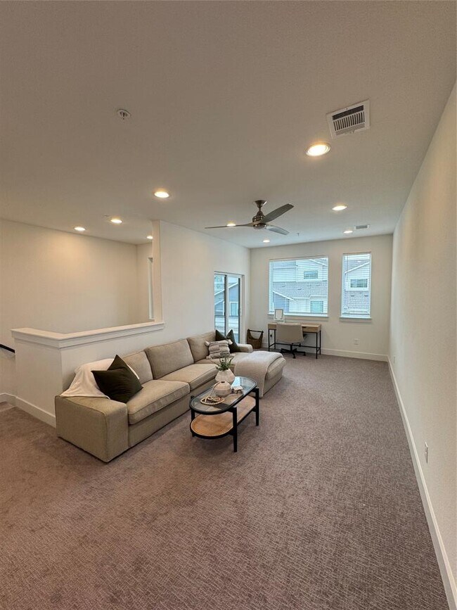 Building Photo - 2050 Lohmans Spur Rd