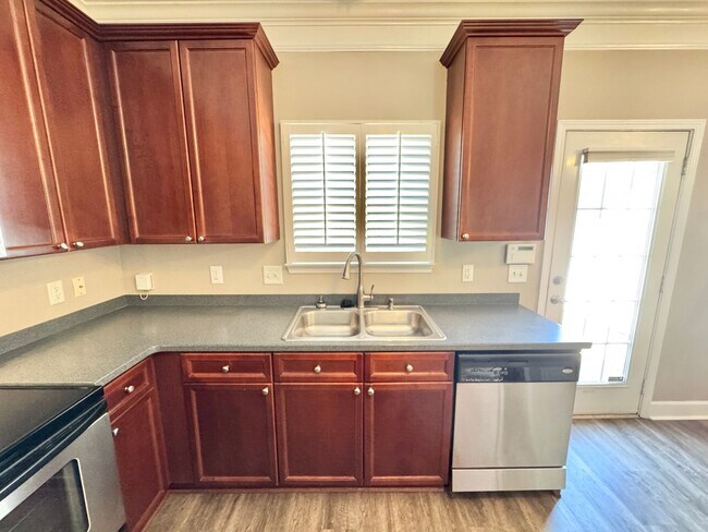 Building Photo - 3 Bed, 2.5 Bath Townhome w/ 2 Car Garage