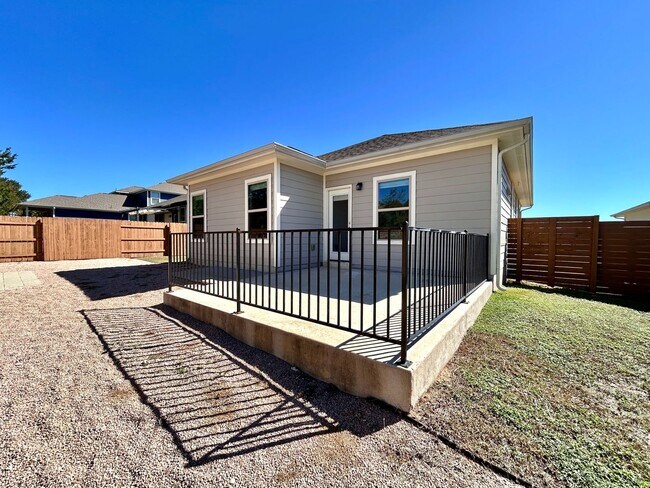 Building Photo - Spacious 3-Bed, 2-Bath Home with 2-Car Gar...