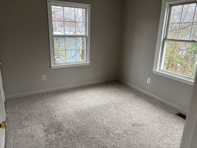 Building Photo - 2 bedroom, 1 bathroom home available in Winston-Salem!