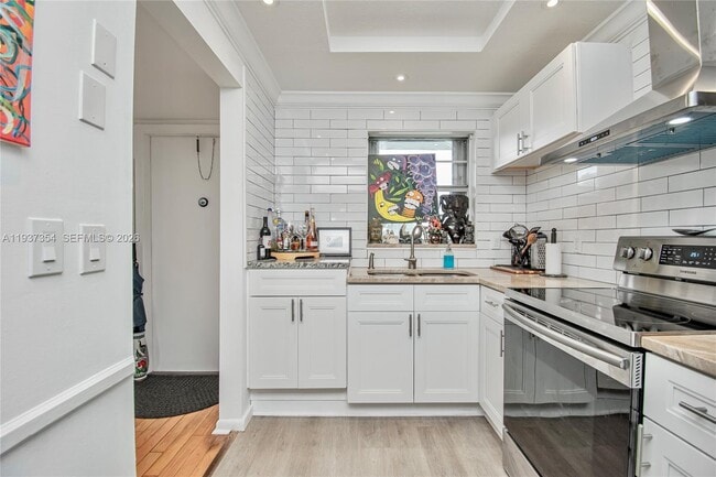 Building Photo - 1638 Embassy Dr