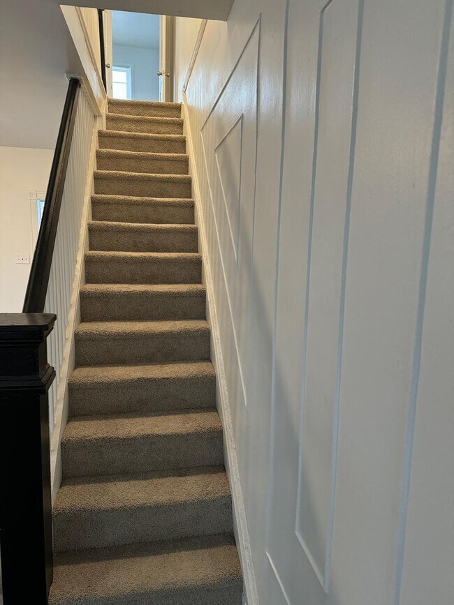 Building Photo - Recently Renovated Three Bed One Bath Ready For A New Tenant!