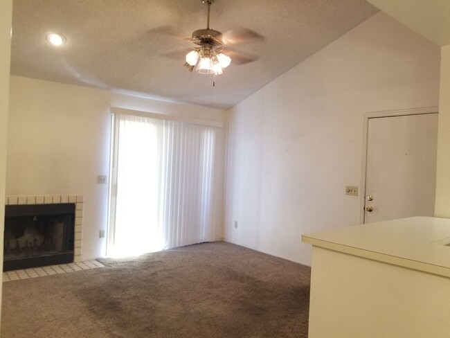Building Photo - COMING SOON 2 BEDROOM 2 BATH CONDO WOODGLE...