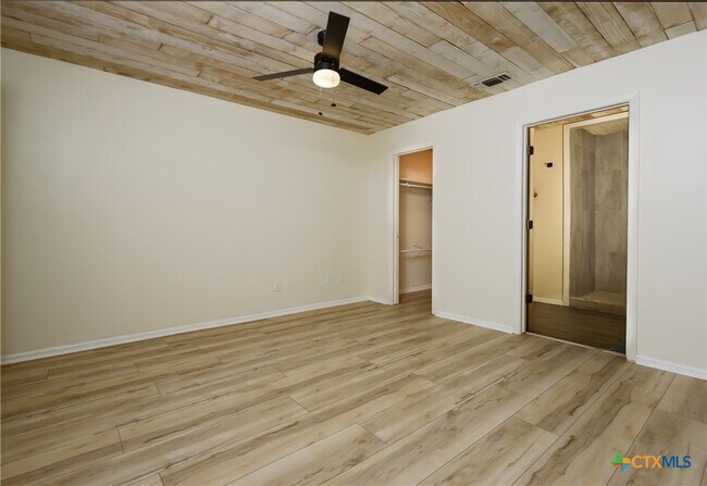 Building Photo - 625 Creek Dr