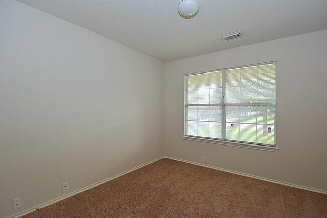 Building Photo - 3 BEDROOM 2 BATH COZY HOME WITH NEW UPGRAD...