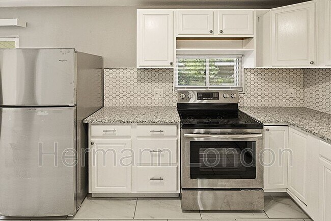 Building Photo - 2365 N Pointe Ln