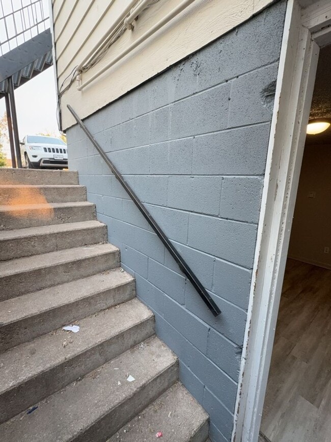 Building Photo - Updated 3 Bed 1 Bath Basement Apartment
