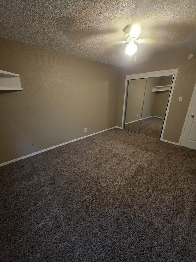 Building Photo - 3 bed 2 bath townhome, 2 car garage