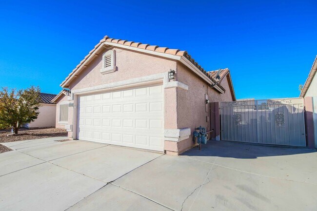 Building Photo - CUTE 3 BEDROOM HOME WITH POOL/SPA!