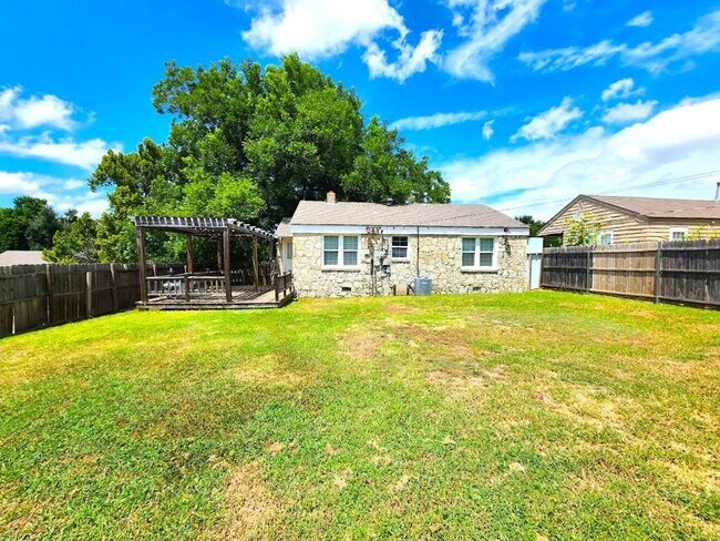 Building Photo - 2 Bed 1 Bath 2 Covered Carport in Corbin P...