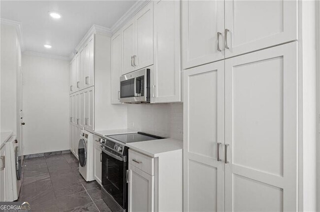 Building Photo - 2575 Peachtree Rd NE