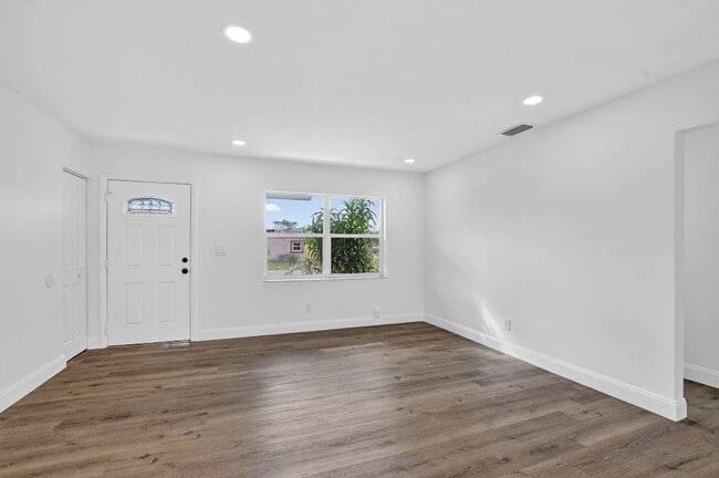 Building Photo - 291 NW 7th Ct