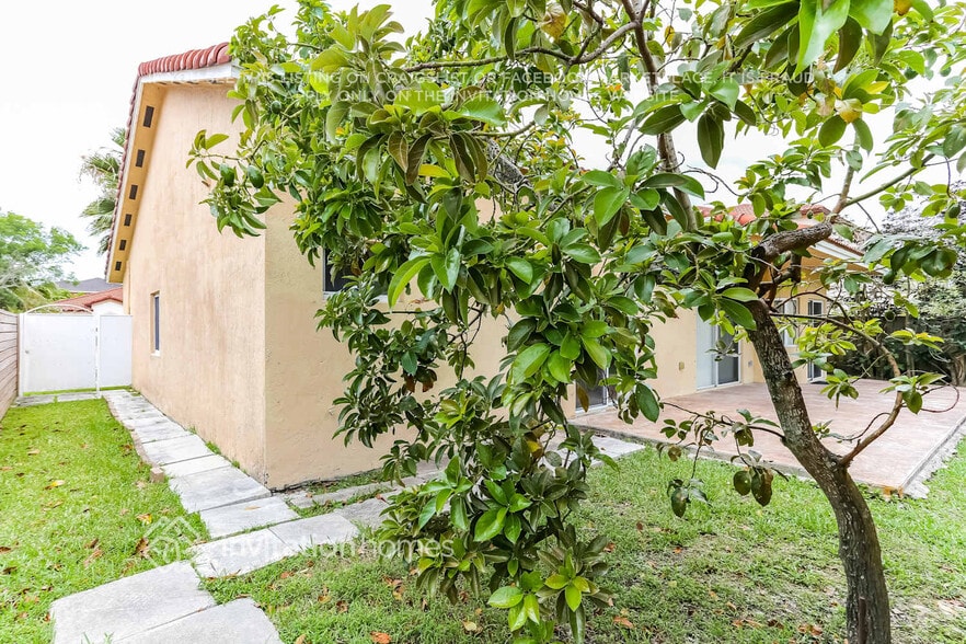 Building Photo - 5851 SW 163rd Pl