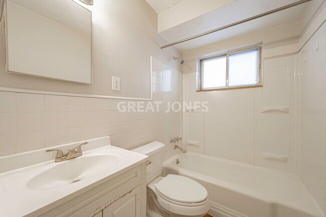 Building Photo - Charming