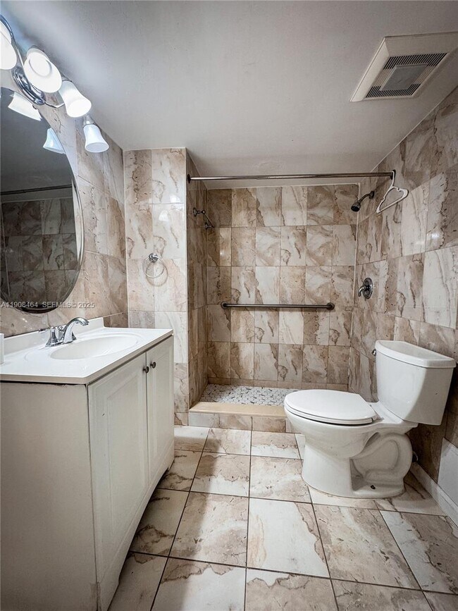 Building Photo - 9210 Fontainebleau Blvd