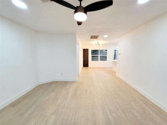 Building Photo - 317 W Houston Ave