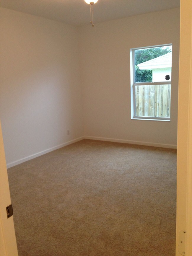 Building Photo - 1731 Lavue Ave