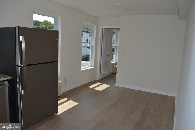 Building Photo - 7631 Ridge Ave